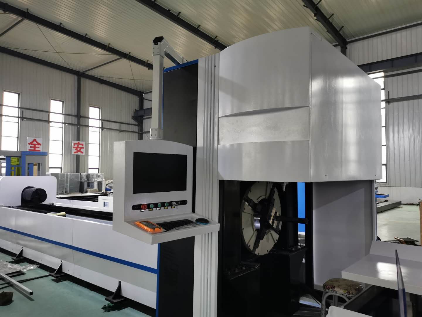 Round tube Fiber Laser Cutting Machine